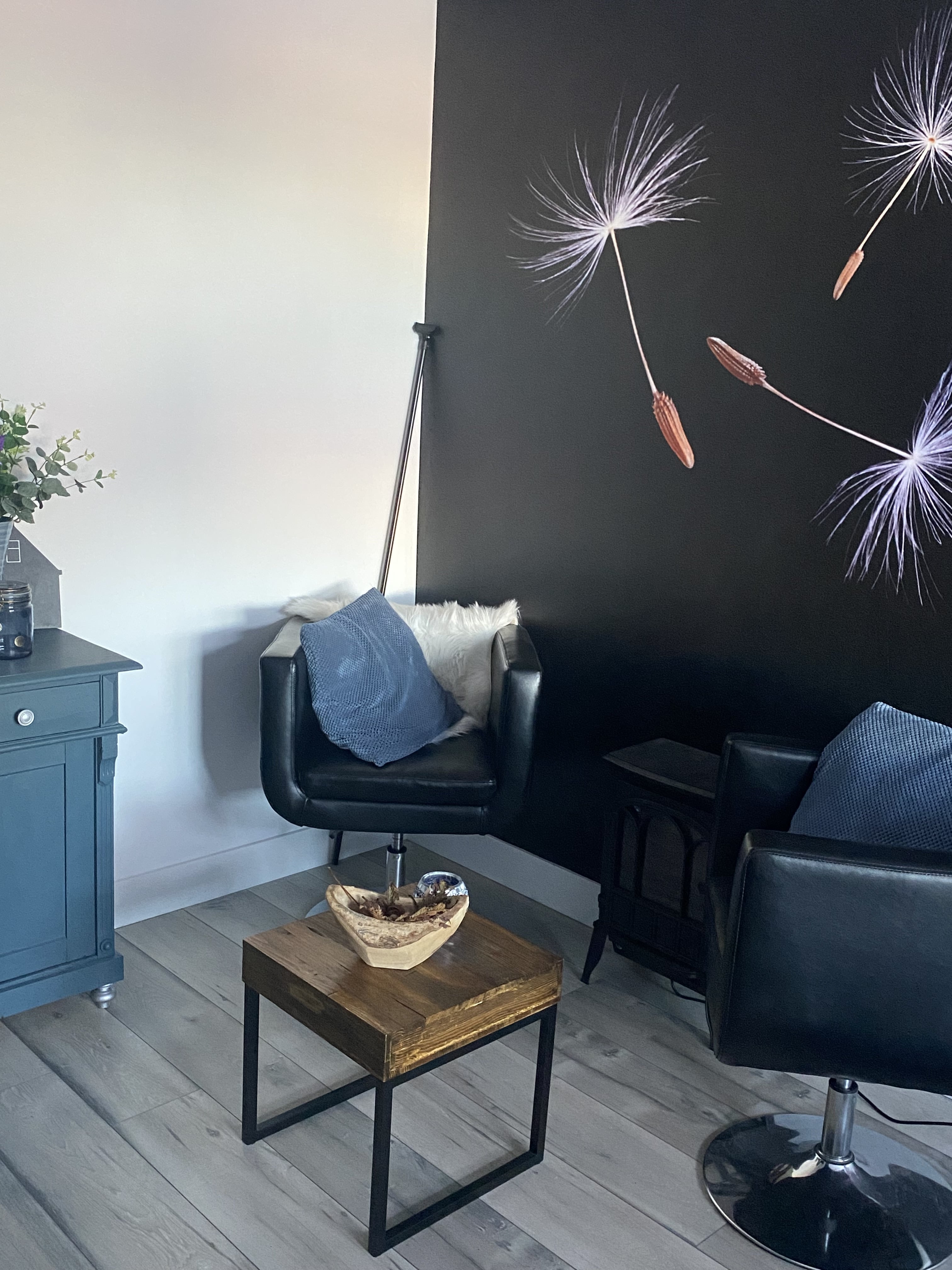 Binnekant Wensappartement stoelen